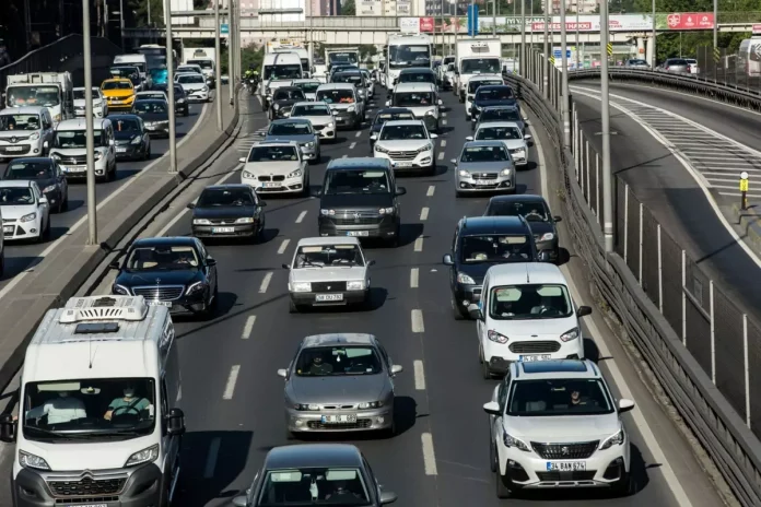 trafikte-akrobatik-hareketler-yapanlar-yandi-19203069_989_amp